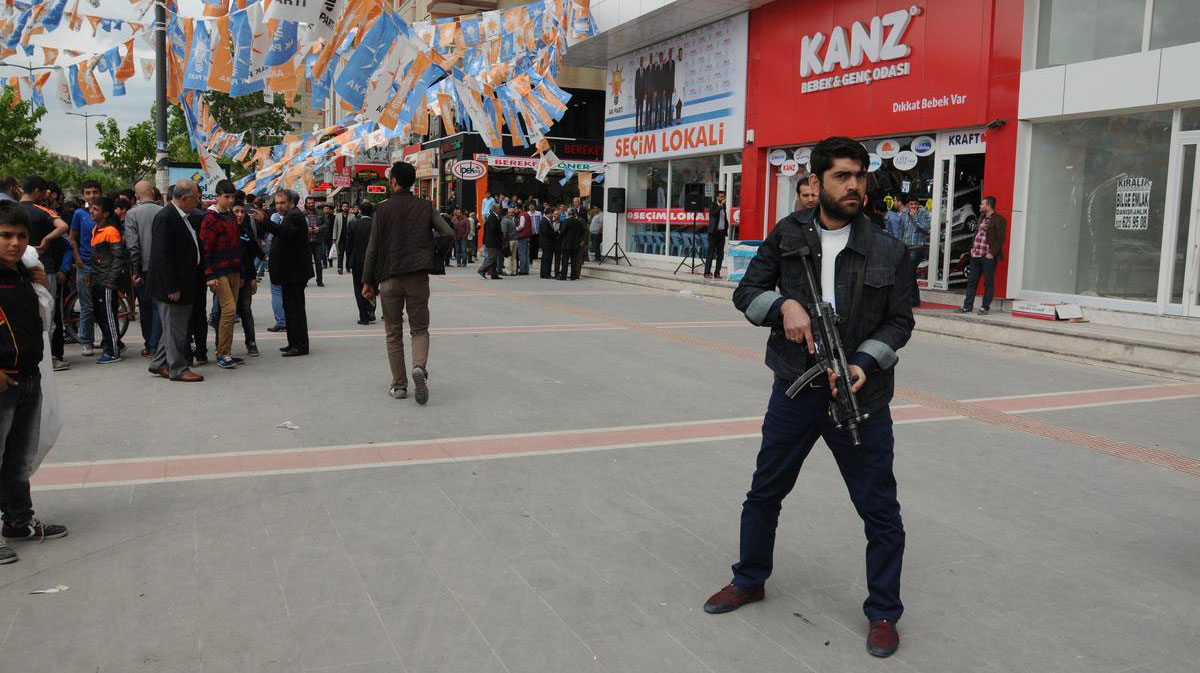 AK Parti seçim bürosuna saldırı 1 ölü Al Jazeera Turk Ortadoğu